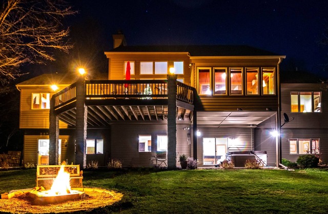 Gorgeous View, HotTub, Great Games, Stories Around the Fire!