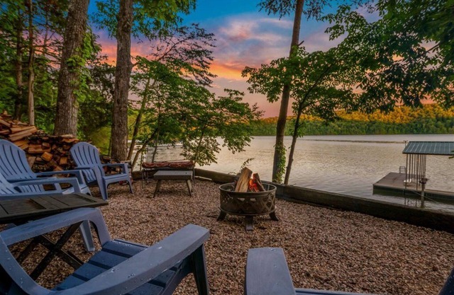 Gorgeous views and plenty of room and privacy for large groups. Pet Friendly!