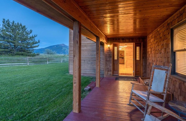 Gorgeous Views, Big Hot Tub, 2 Fireplaces, IR Sauna, Spacious Rooms, Huge Deck