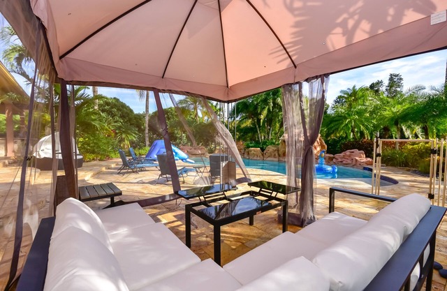 Gorgeous Villa - Pool, Game room and much more !