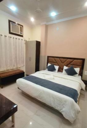 Goroomgo Prakash Residency Varanasi Near Kashi Vishwanath Temple and Ganga Ghat- Prime Location with Lift and Fully Air-Conditioned - Best Hotel In Varanasi