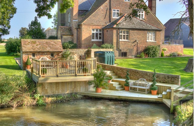 Goss Hall - Historic house with its own lake and widlife haven