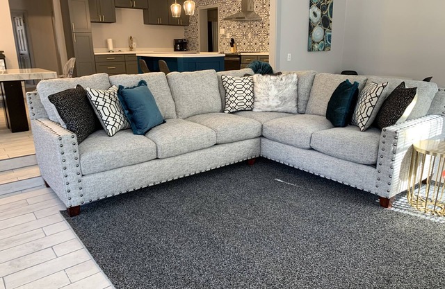 Graceland is a 2 minute drive away! 🔥Hot Tub🔥