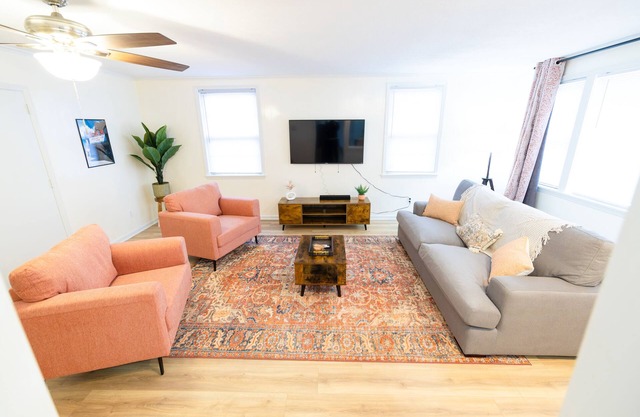 Graceland Retreat with Sun Room & Pool Table