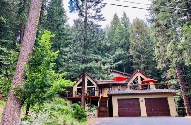 Graeagle house in the trees perfect location with bonus game room!