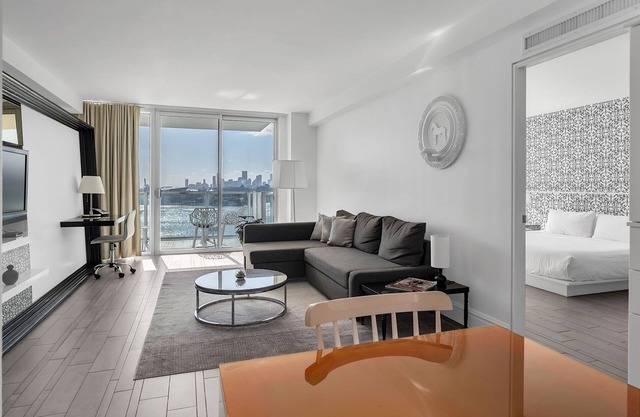 Grand Deluxe High Floor Bay View Private Balcony Suite Vintage Style Design