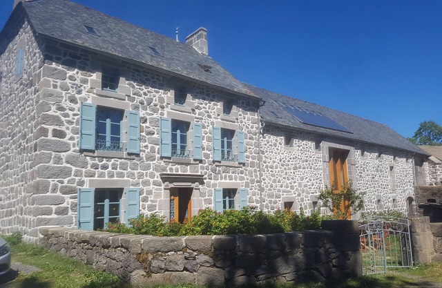 GRAND FERME AVEC PISCINE INTERIEURE ET SALLE DES JEUX