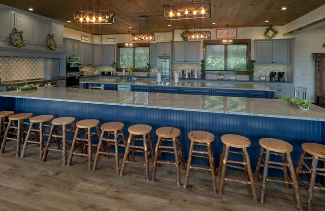 Grand Forge Lodge - 16 Bedrooms in the MIDDLE of Pigeon Forge! Loaded!