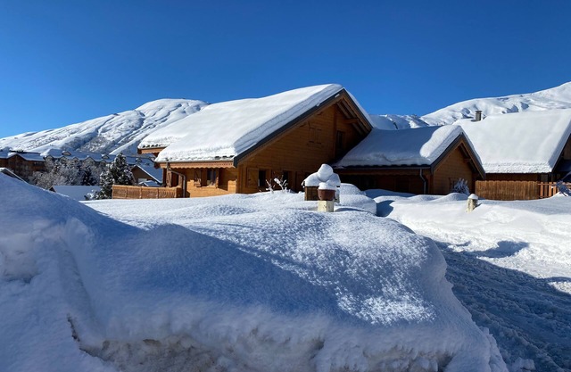 Grand et Chaleureux Chalet Familial. 12 Personnes . Retour Skis aux Pieds