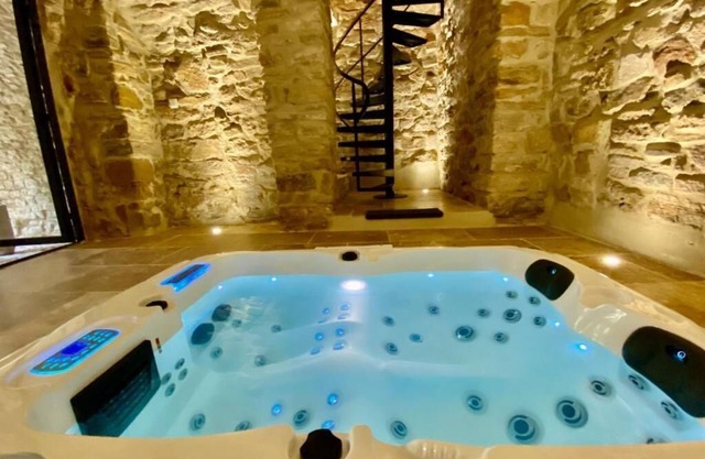Grand Luxe SENSATION Suite with private Jacuzzi