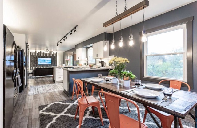 Grand Park Team Stay 5BD/2.5BA/4BR/Deck/Yard