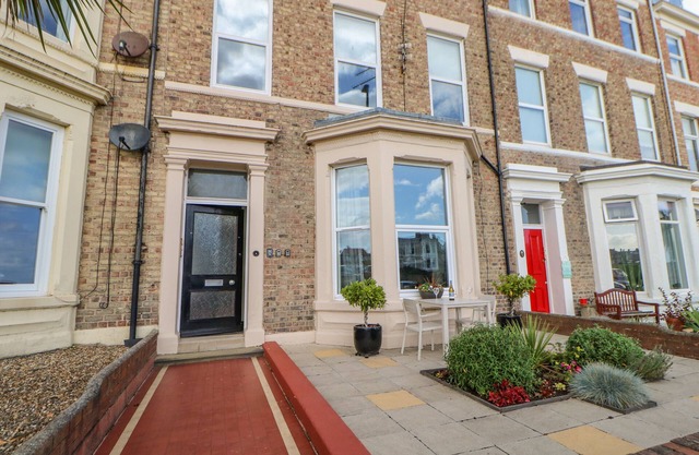 GRAND SEA VIEW, romantic, character holiday cottage in Tynemouth