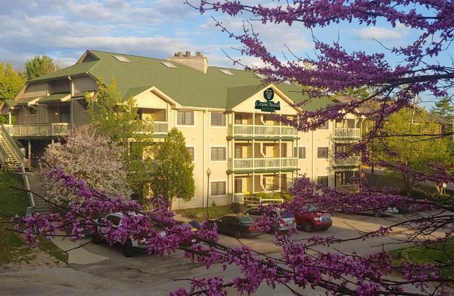 Grand Wood Suites