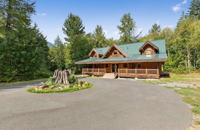 Grande Lodge: luxurious log home on 6+ acres w/hot tub near hikes & more!
