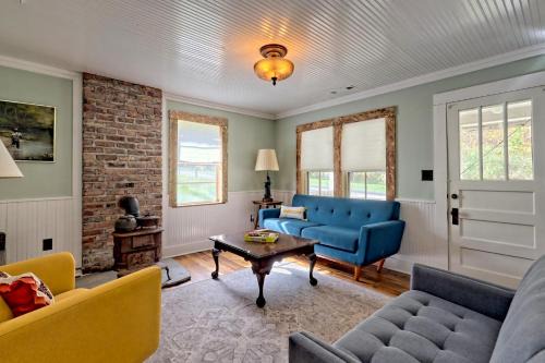 Grannys Cabin Restored 1915 Fireplace & Clawfoot Tub near Smoky Mountains