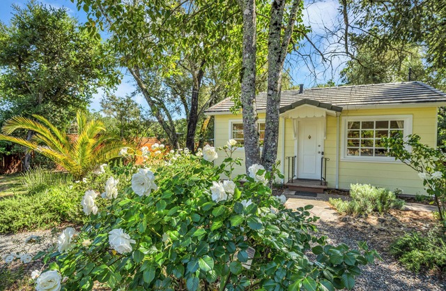 Grapevine Cottage by AvantStay | Hobby Vineyard, Firepit, Ample Outdoor Seating