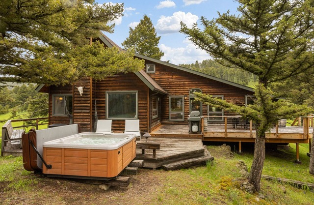 Grassy Ridge -Tranquil retreat with views in the Bridger Canyon with hot tub!