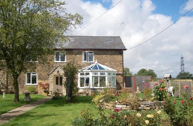 GRAZELAND COTTAGE, pet friendly, with a garden in Bridport