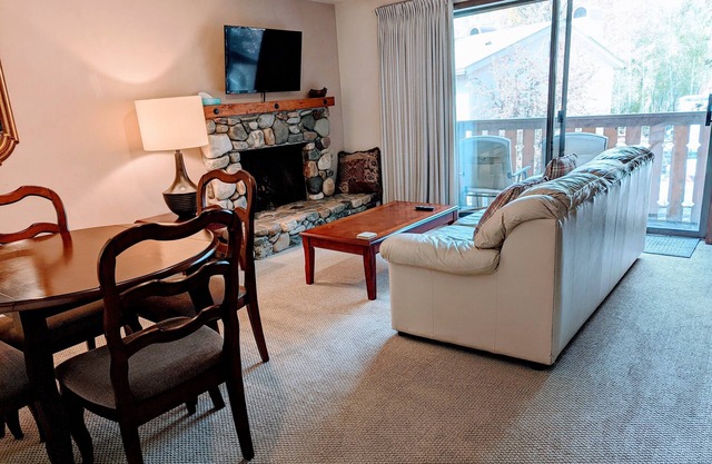 Great 1 (plus) bedroom condo. This is the best location in Ketchum!