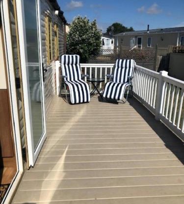 Great Caravan With Decking And Wi-Fi At Dovercourt Holiday Park Ref 44002F