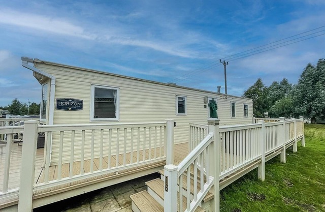 Great caravan with large decking area and private hot tub, ref 95016SW