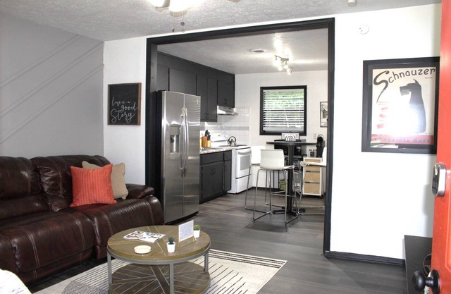 Great Extended Work Stays-Pet-Friendly Cozy 2BR, Driveway Parking, 30M from Downtown Atlanta