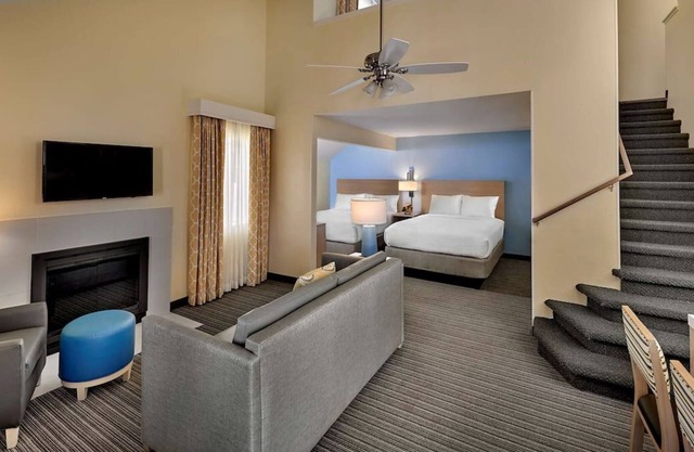 Great for Groups! 2 Spacious Units, Kitchen, Pool, FREE Parking & Breakfast!