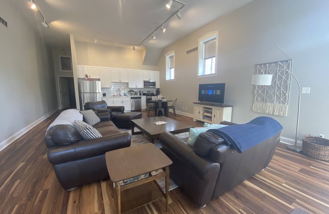 GREAT FOR LARGE GROUPS 5 Bd Condo Close to Downtown Lafayette Square