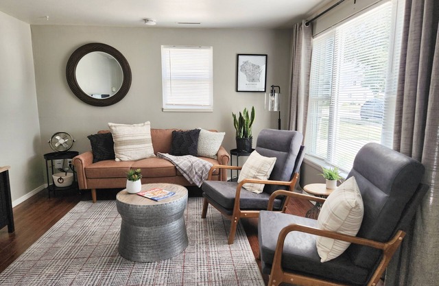 Great for PACKER GAMES! 10 minutes to downtown Appleton! Dog friendly!