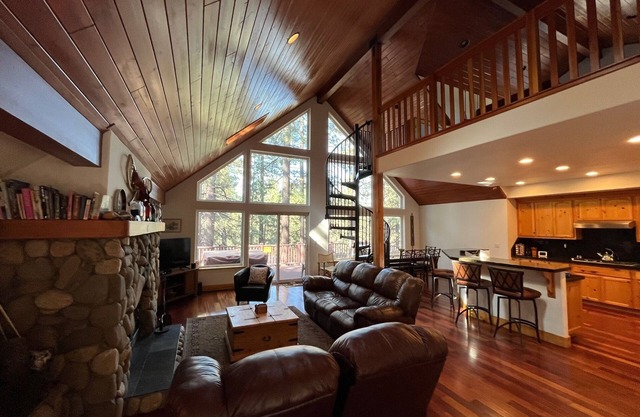 Great Getaway - Large Decks, Wifi, Hot Tub, Pool Table, Smart TV's, Stocked Home