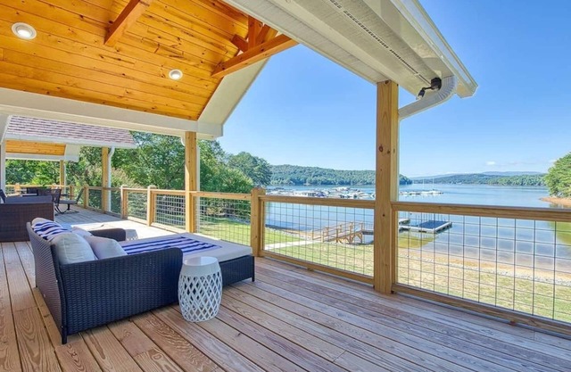 Great Lake Escape by Chatuge Home Concierge Lakefront, private dock with boat slip, hot tub, fire pit