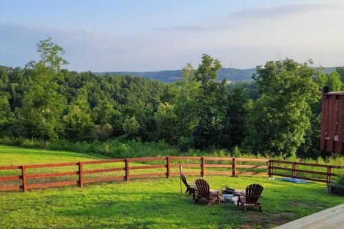 GREAT Little Guest Suite with Private Entry & Deck! Pet Friendly & 30 Mins to Nashville!