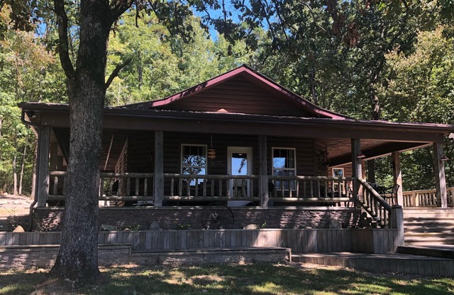 Great little hideaway in the woods !