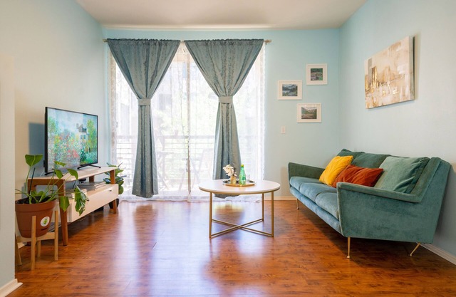 Great Location/1B1B/King Bed/Fast WiFi/Pool/Gym