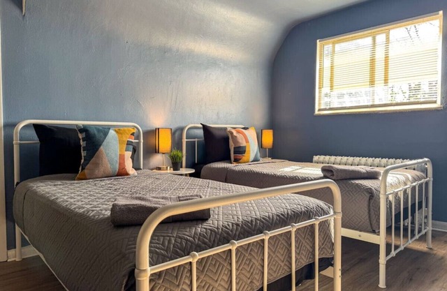 Great Location, 8 Beds (Sleeps 10) w/Parking