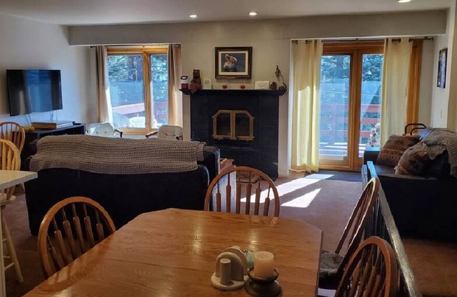 Great location, just minutes walk to The Village center and just down the road from Canyon Lodge.