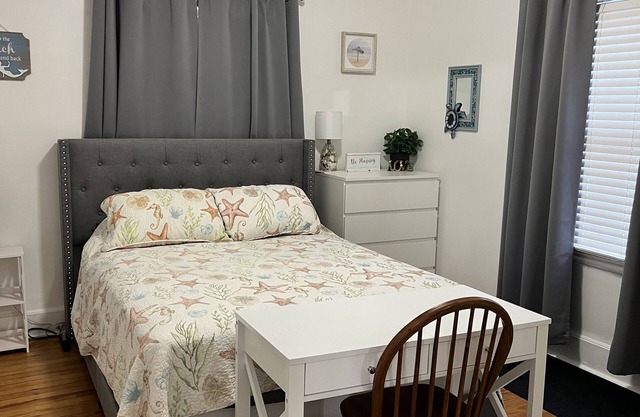 Great location. Linens included!