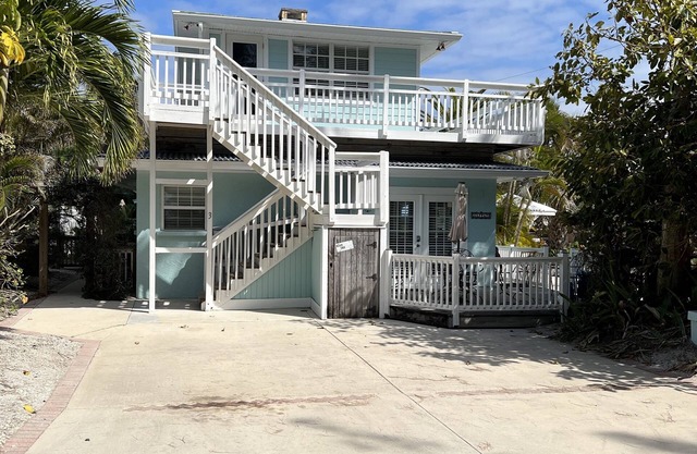GREAT LOCATION! Peaceful & Tropical Condo Steps to Beautiful Holmes Beach, AMI!