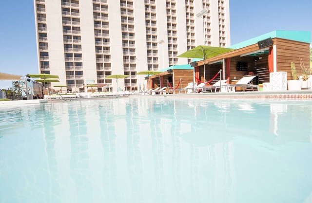 Great Overnight Stay! Free Parking, Outdoor Pool, Near Fremont Street Experience