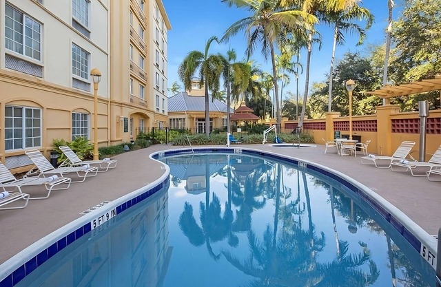 Great Relaxing Overnight Stay! 2 Convenient Units, Free Breakfast, Pools