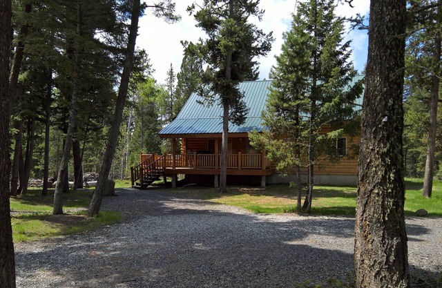 Great Snowmobile Cabin. Easy access to Keg Springs and Raes Peak.