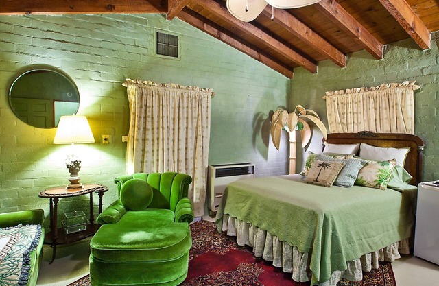 Great studio apt with beautiful Palm tree motif