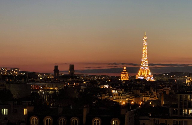 Great top floor with Eiffel Tower view and roof top in the heart of Paris