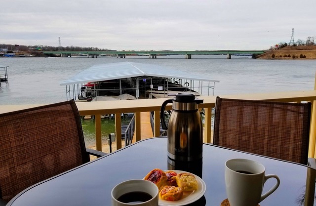 GREAT VIEW! Modern! Lakefront! Elevator! Very Close to Shopping & Dining! Wi-Fi