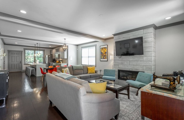 Green & All Made in USA Home 0.5mi to All Actions