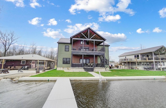 Green Diamond Retreat: Epic Lakefront Oasis for 30, 6BR, Boat Slip, Kayaks
