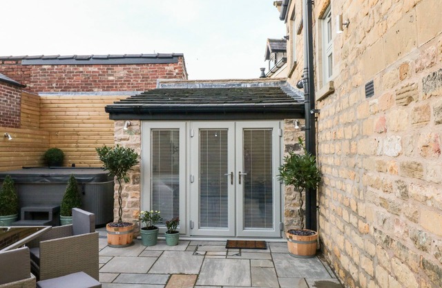 GREENWELL COTTAGE, family friendly, with hot tub in Bolsover