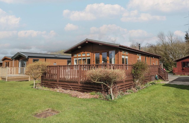 GRESSINGHAM VIEW LODGE, pet friendly, with a garden in Carnforth