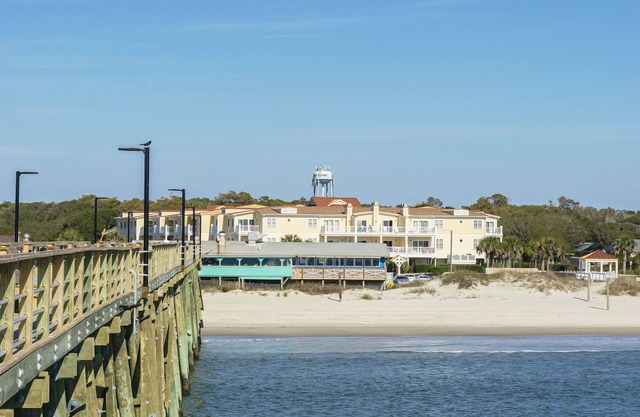 Greyt Escape: Lovely, Ocean View Condo Across from OKI Pier with Community Pool,
