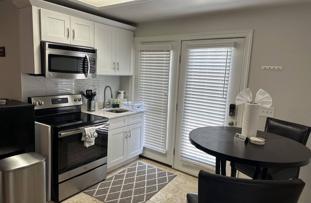 Griffin's Cozy Guest House private and very quiet backyard